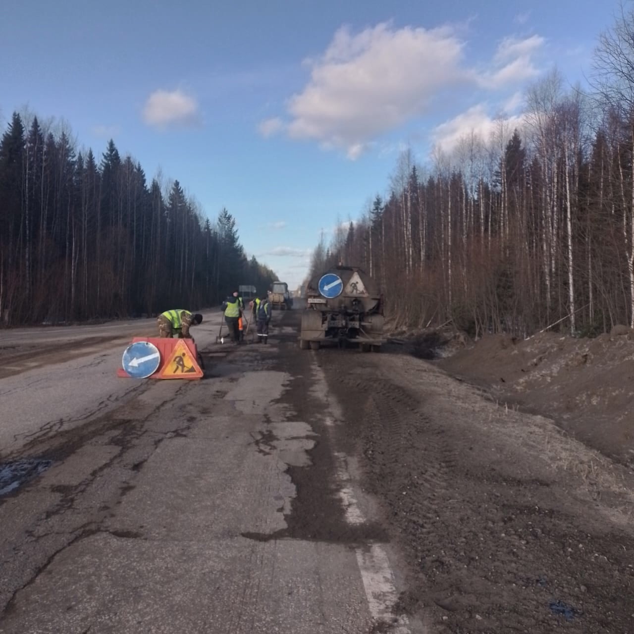 В Усть-Вымском районе начались сезонные работы по восстановлению дорожного покрытия.