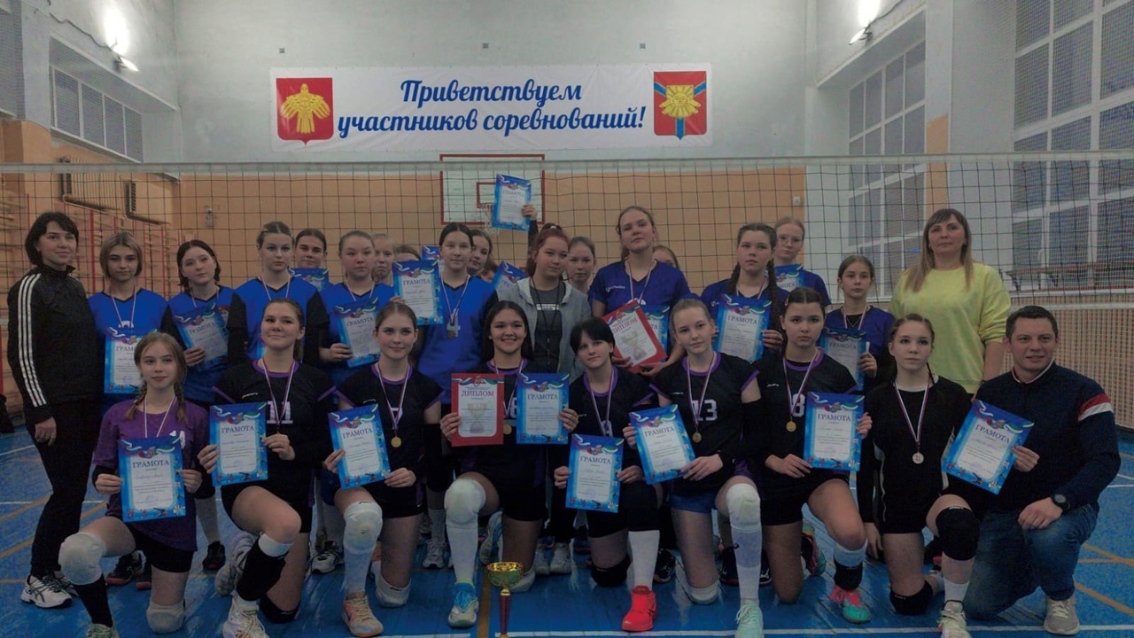 Предновогодний турнир по волейболу прошел в спортивной школе &quot;Старт&quot; города Микунь.