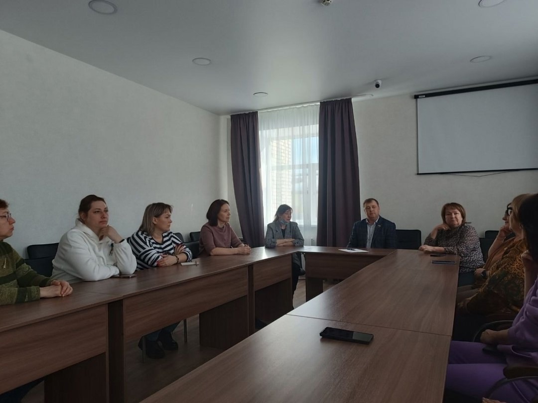 Депутат Госсовета Коми встретился с коллективом Жешартского ЛПК.