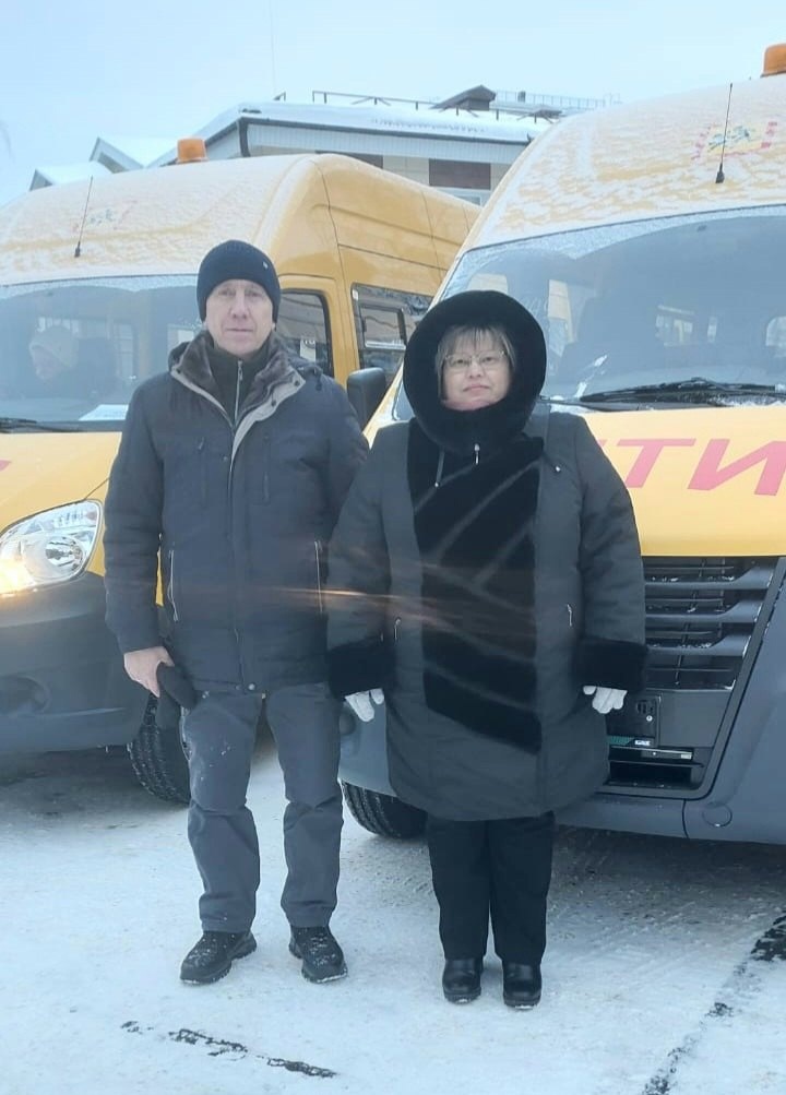 Сегодня школы поселка Студенец и № 2 города Микунь получили ключи от новых автобусов.