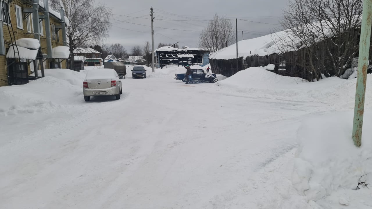 В районе продолжается активная уборка территорий, расчистка снега, посыпка дорог и удаление наледи с крыш..