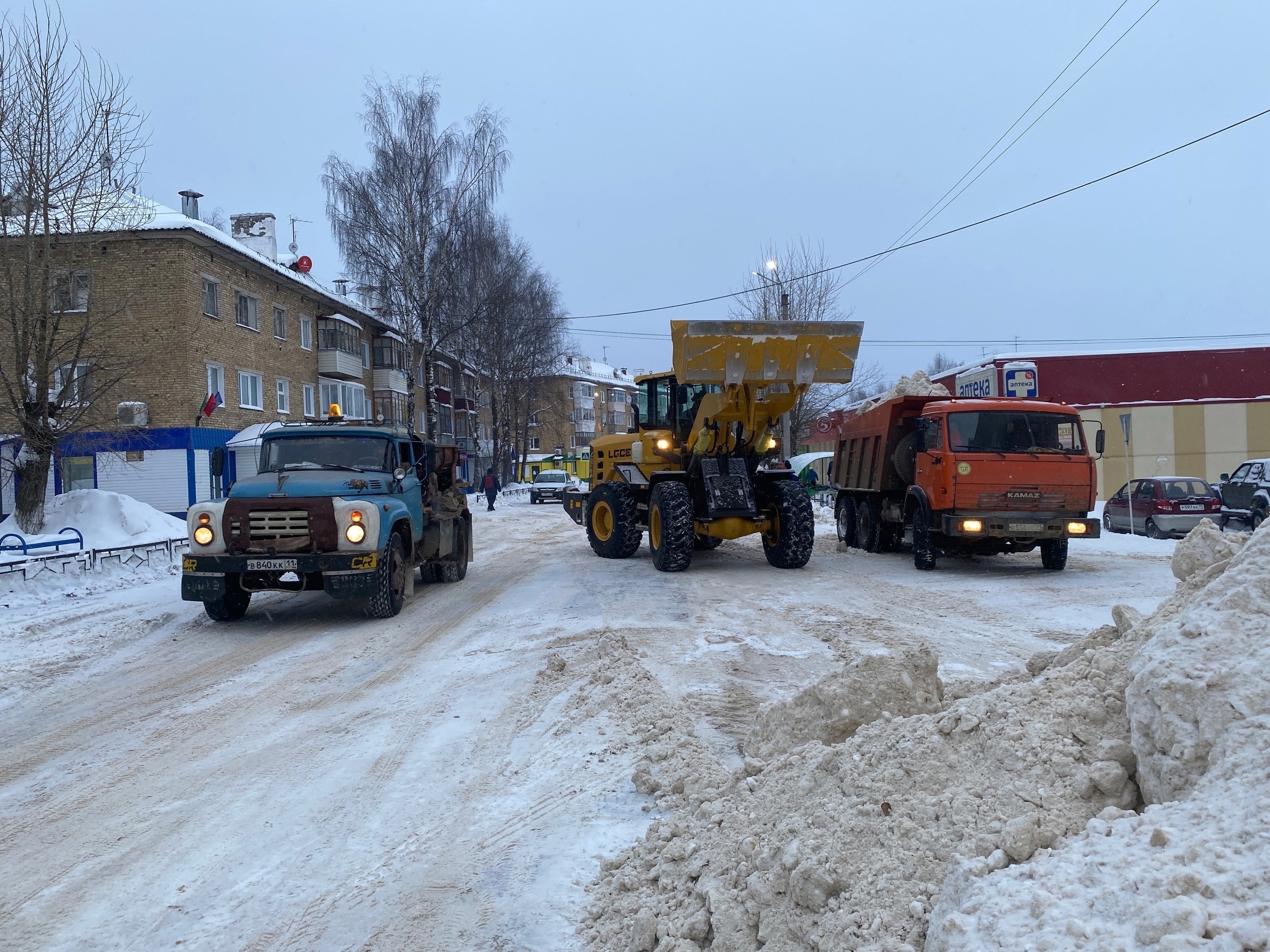 Сегодня на первом планёрном совещании 2025 года глава района Галина Плетцер выразила слова благодарности службам, обеспечившим безопасность, комфорт и порядок в период новогодних праздников.